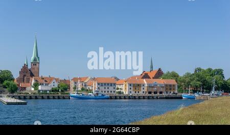 Helsingor, Danimarca - 17 giugno 2021: Paesaggio urbano del porto e della città vecchia di Helsingor, nella Danimarca settentrionale Foto Stock