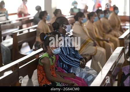 MAURITANIA, Nouakchott, corona pandemia, messa in chiesa con maschere / MAURETANIEN, Nuakschott, katholische Kirche, Kathedrale, Corona Pandemie, Messe mit Maske Foto Stock