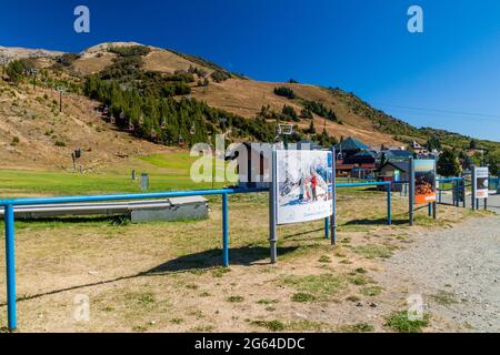 CERRO CATEDRAL, ARGENTINA - 17 MARZO 2015: Vista della più grande stazione sciistica in Argentina chiamato Cerro Catedral. Foto Stock