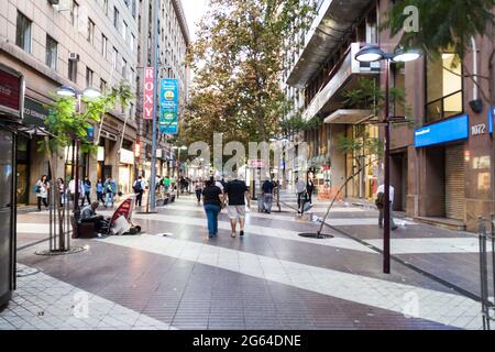 SANTIAGO, CILE - 27 MARZO 2015: La gente cammina in un vicolo nel centro di Santiago, Cile Foto Stock