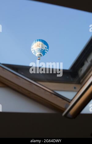 Mongolfiera a strisce blu su Bristol Foto Stock