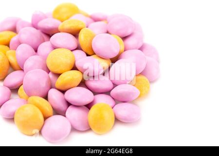 Una pila di gemme di cioccolato rivestite di caramella su uno sfondo bianco Foto Stock