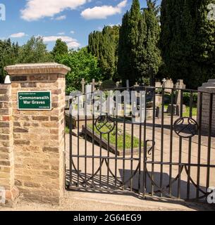 Cartello sul cancello anteriore del Richmond Cemetery che indica un sito di Graves di Guerra del Commonwealth Foto Stock