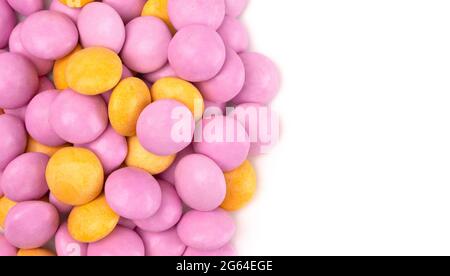 Una pila di gemme di cioccolato rivestite di caramella su uno sfondo bianco Foto Stock