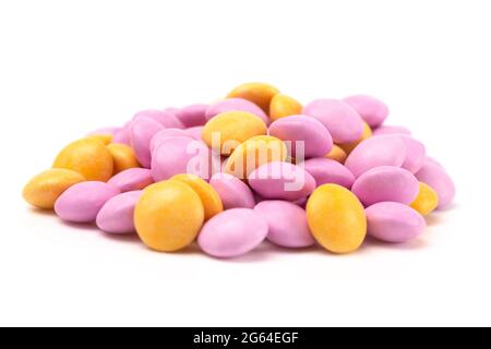 Una pila di gemme di cioccolato rivestite di caramella su uno sfondo bianco Foto Stock