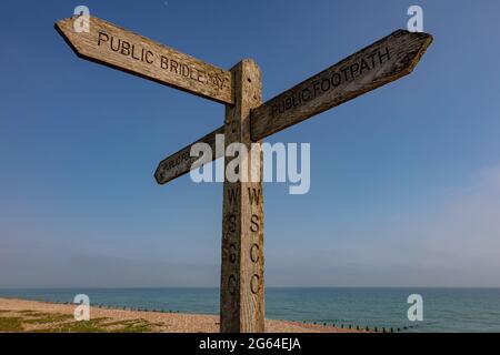 West Sussex County Council cartello in legno sulla spiaggia di Littlehampton, West Sussex, Regno Unito Foto Stock