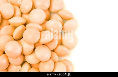 Una pila di crema di cioccolato ricoperta di caramella arancione su uno sfondo bianco Foto Stock