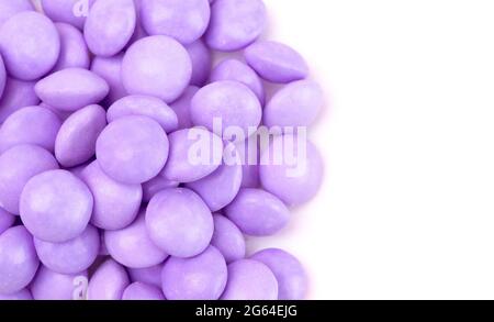 Una pila di gemme di cioccolato rivestite di caramella su uno sfondo bianco Foto Stock