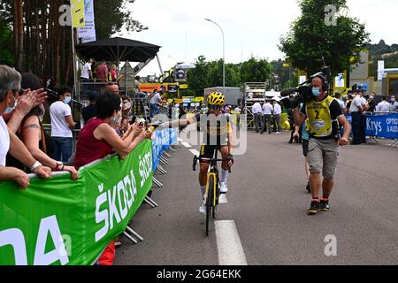 Lo sloveno Tadej Pogacar del Team Emirates degli Emirati Arabi Uniti attraversa il traguardo della settima tappa della 108a edizione della gara ciclistica Tour de France, 249 Foto Stock