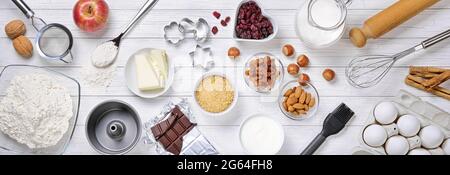 Utensili da forno e ingredienti per torte su fondo di legno bianco, vista dall'alto, piatto. Foto Stock