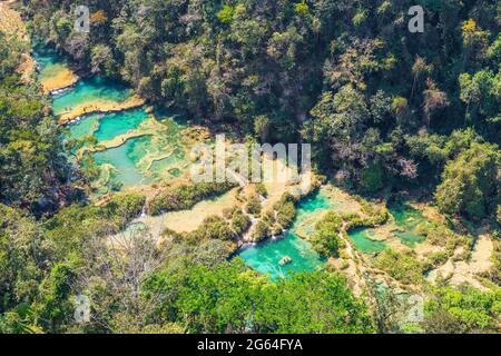Paesaggio aereo delle Cascate Semuc Champey lungo il fiume Cahabon, Peten Rainforest, Guatemala. Foto Stock