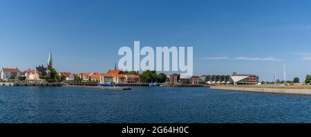 Helsingor, Danimarca - 17 giugno 2021: Panorama urbano del porto e della città vecchia di Helsingor nella Danimarca settentrionale Foto Stock