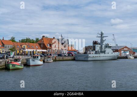 Koge, Danimarca - 12 giugno 2021 - il porto e il porto di Koge con barche colorate e una nave da guerra della marina danese Foto Stock