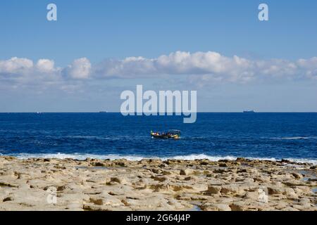 MARSAXLOKK, MALTA - 03 JAN, 2020: Imbarcazione da pesca tradizionale nel Mar Mediterraneo sulla costa di Malta Foto Stock