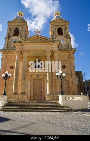 DINGLI, MALTA - 02 JAN, 2020: Antica, storica e autentica cappella cristiana Chiesa Parrocchiale di S. Maria a Dingli con cielo blu sullo sfondo Foto Stock