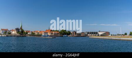 Helsingor, Danimarca - 17 giugno 2021: Panorama urbano del porto e della città vecchia di Helsingor nella Danimarca settentrionale Foto Stock
