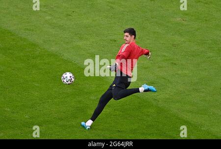 Monaco, Germania. 02 luglio 2021. Il portiere belga Thibaut Courtois (1) ha ritratto durante il riscaldamento di una partita di calcio durante la finale del quarto Campionato europeo Euro 2020 tra la nazionale belga di calcio Red Devils e l'Italia, chiamato Azzurri, venerdì 2 luglio 2021 nella Allianz Arena di Munchen, Germania . PHOTO SPORTPIX | SPP | DAVID CATRY Credit: SPP Sport Press Photo. /Alamy Live News Foto Stock