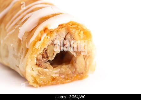 Classico dolce Baklava su sfondo bianco Foto Stock