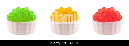 Perle di tapioca per il tè delle bolle isolate su sfondo bianco. Mescolare le perle di frutta di tapioca nel recipiente. Foto Stock