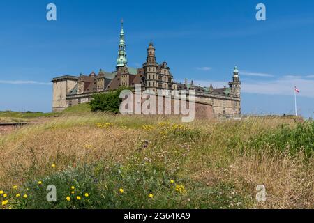 Helsingor, Danimarca - 17 giugno 2021: Veduta del Castello di Kronborg sulla costa del Mar Baltico a Helsingor Foto Stock