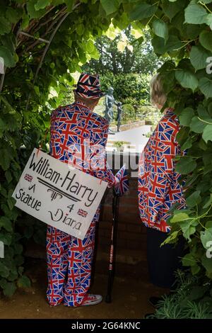 Kensington Palace, Londra, 2 luglio 2021. Royal Superfans, Terry Hutt e Margaret Tyler hanno la loro prima occhiata alla nuova statua della Principessa Diana nei giardini sommersi di Kensington Palace. Il principe Guglielmo, il duca di Cambridge e il principe Harry, il duca di Sussex, hanno svelato la statua della loro madre defunta, Diana, principessa di Galles, dello scultore Ian Rank-Broadley, in una cerimonia privata alla quale hanno partecipato ieri le sorelle della principessa Diana, Lady Sarah McCorquodale e Lady Jane Fellowes suo fratello Earl Spencer, Quello che sarebbe stato il 60° compleanno di Diana. Amanda Rose/Alamy Live News Foto Stock