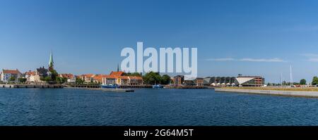 Helsingor, Danimarca - 17 giugno 2021: Panorama urbano del porto e della città vecchia di Helsingor nella Danimarca settentrionale Foto Stock