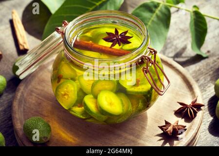 Preparazione di un liquore fatto in casa o tintura di noci verdi non mature raccolte nel mese di giugno Foto Stock