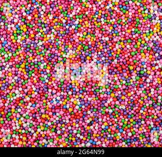 Struttura astratta di fondo di polpette di polistirene espanso multicolore, primo piano Foto Stock