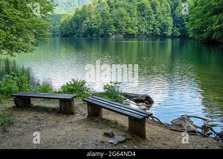 Lago Morske oko, montagne Vihorlat, repubblica Slovacca Orientale. Scena naturale stagionale. Foto Stock
