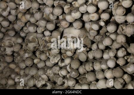 Chiusura del vecchio teschi umani e le ossa in ossario, basso angolo di visione Foto Stock