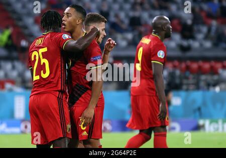 Jeremy Doku in Belgio e Youri Tielemans in Belgio festeggiano durante il quarto di finale del Campionato europeo Euro 2020 tra il Belgio Foto Stock