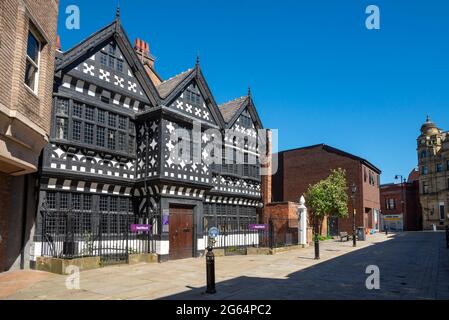 Underbank Hall una casa cittadina del XVI secolo a Stockport, Greater Manchester, Inghilterra. Ora utilizzato dalla banca NatWest. Foto Stock