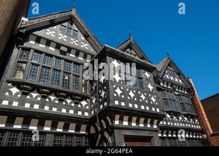 Underbank Hall una casa cittadina del XVI secolo a Stockport, Greater Manchester, Inghilterra. Ora utilizzato dalla banca NatWest. Foto Stock