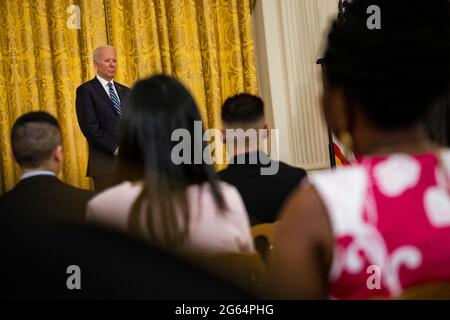 Washington, Stati Uniti. 02 luglio 2021. Il presidente degli Stati Uniti Joe Biden durante una cerimonia di naturalizzazione nella stanza orientale della Casa Bianca a Washington, DC, Stati Uniti, venerdì 2 luglio, 2021. La cerimonia è di dare il benvenuto ai cittadini negli Stati Uniti in vista della Giornata dell'Indipendenza. Fotografo: Samuel Corum/Pool/Sipa USA Credit: Sipa USA/Alamy Live News Foto Stock