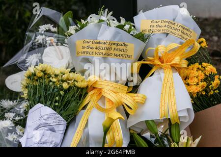 I fiori sono collocati fuori della casa dell'ex presidente filippino Benigno Aquino III che morì all'età di 61 anni a Manila, Filippine. Foto Stock