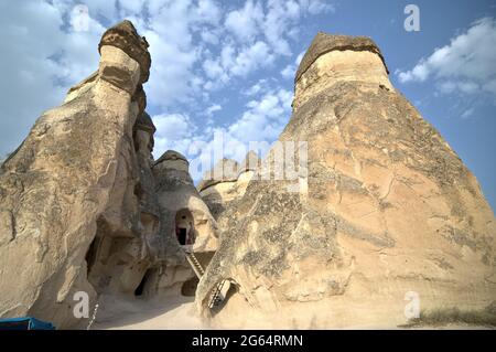 Punto di riferimento della natura in Turchia Fairy Chimneys con case rupestri scavate nella roccia vicino Zelve Foto Stock