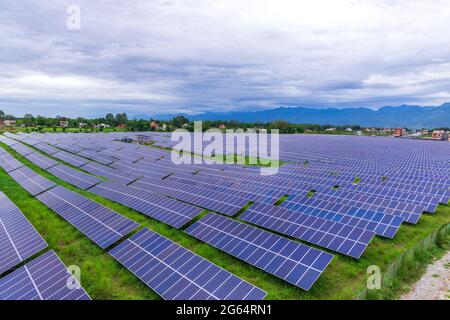 File di pannelli fotovoltaici in una fattoria solare in Nepal. Foto Stock