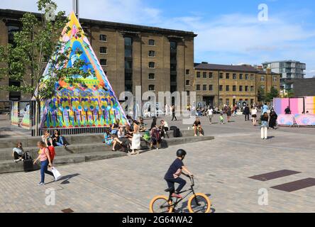 Il fiero Little Pyamid sull'elegante Granary Square a Kings Cross nell'estate 2021, a nord di Londra, Regno Unito Foto Stock