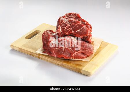 Collo di manzo grezzo isolato sopra bordo Foto Stock