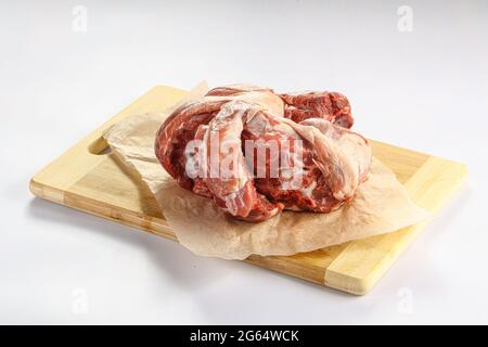 Collo di agnello grezzo su tavola isolato Foto Stock