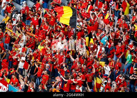 Monaco, Germania. 02 luglio 2021. I tifosi belgi si rallegrano durante il round UEFA Euro 2020 di 8 partite di calcio tra Belgio e Italia all'arena di calcio di Monaco (Germania), 2 luglio 2021. Photo Matteo Ciambelli/Insifefoto Credit: Insifefoto srl/Alamy Live News Foto Stock