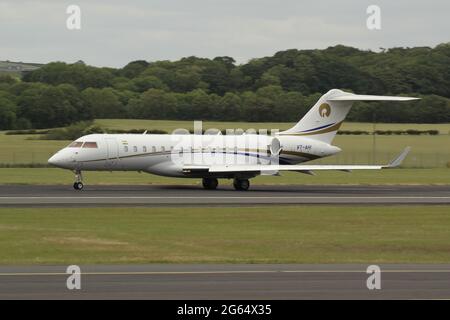 VT-AHI, un Bombardier BD-700-1A10 Global 6000 di proprietà privata, all'aeroporto internazionale di Prestwick, in Ayrshire, Scozia. Foto Stock
