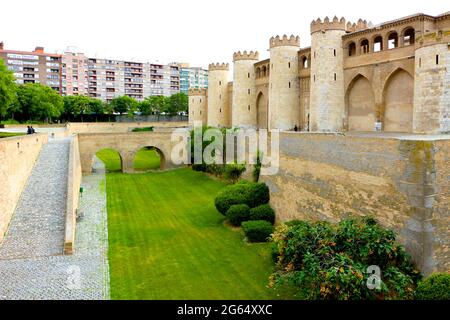 Il Palazzo Aljaferia 11 ° secolo a Saragozza Aragon Spagna Foto Stock