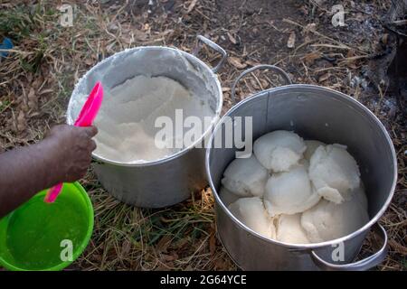 Taglie di servizio di pannocchia di farina di mais o di mais, un alimento di base in molti paesi in Africa in due pentole Foto Stock