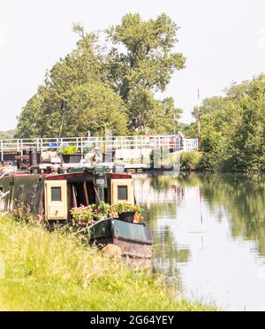 Vista frontale di una graziosa barca stretta o di una barca sul canale ormeggiata sul Gloucester Sharpness Canal nella contea di Gloucestershire Foto Stock