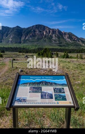 Segno interpretativo sulle rocce della Cattedrale, risultato di un'antica valanga rocciosa, lungo la Chief Joseph Scenic Byway, Shoshone National Forest, Wyoming, USA Foto Stock