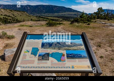 Il segno interpretativo Beartooth upLIFT a Sunlight Creek lungo Chief Josepth Scenic Byway, Shoshone National Forest, Wyoming, USA Foto Stock