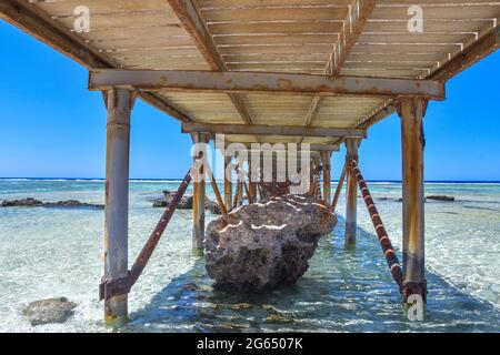 Struttura in acciaio metallico arrugginito sotto il molo Foto Stock