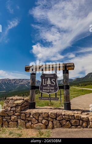 Cartello di confine per Shoshone National Forest lungo Chief Josepth Scenic Byway, Shoshone National Forest, Wyoming, USA Foto Stock