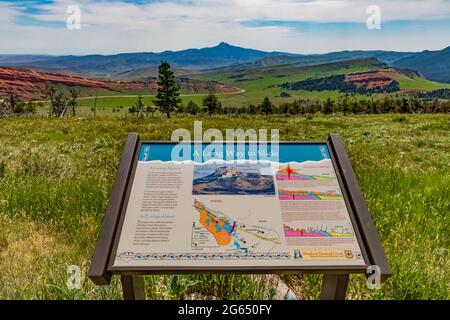 Cartello interpretativo lungo Chief Josepth Scenic Byway che descrive Heart Mountain Rock Avalanche, Shoshone National Forest, Wyoming, USA [No art or photo r Foto Stock